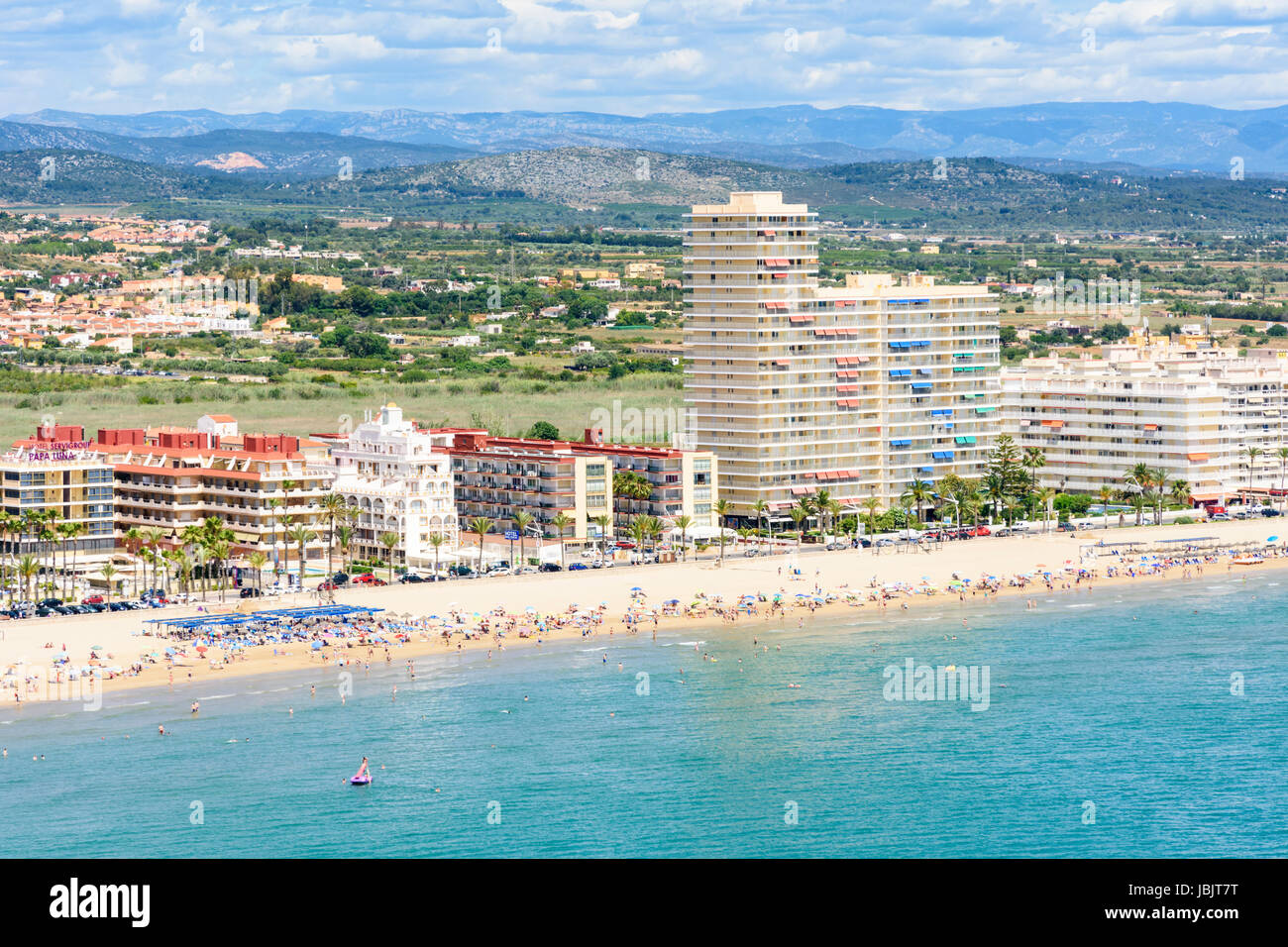 Uccelli-eye di Playa Norte e waterfront hotel sul lungomare della città a Peniscola, Costa del Azahar, Spagna Foto Stock