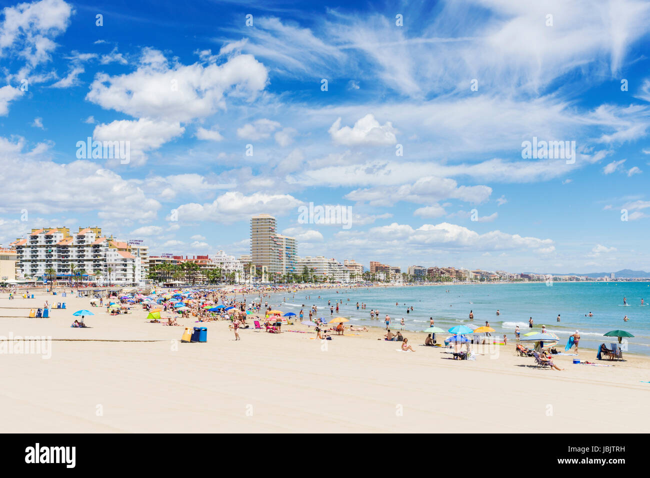 Costa del Azahar spiaggia di Playa Norte, spagnolo nel resort per vacanze città di Peniscola, Castellon, Spagna Foto Stock