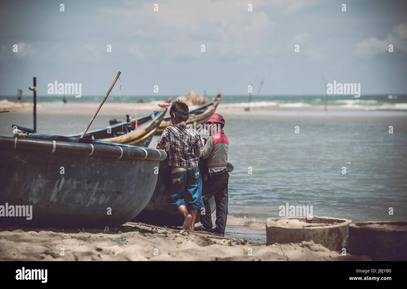 Bambini carrello barca da pesca barca paesaggio spiaggia Foto Stock