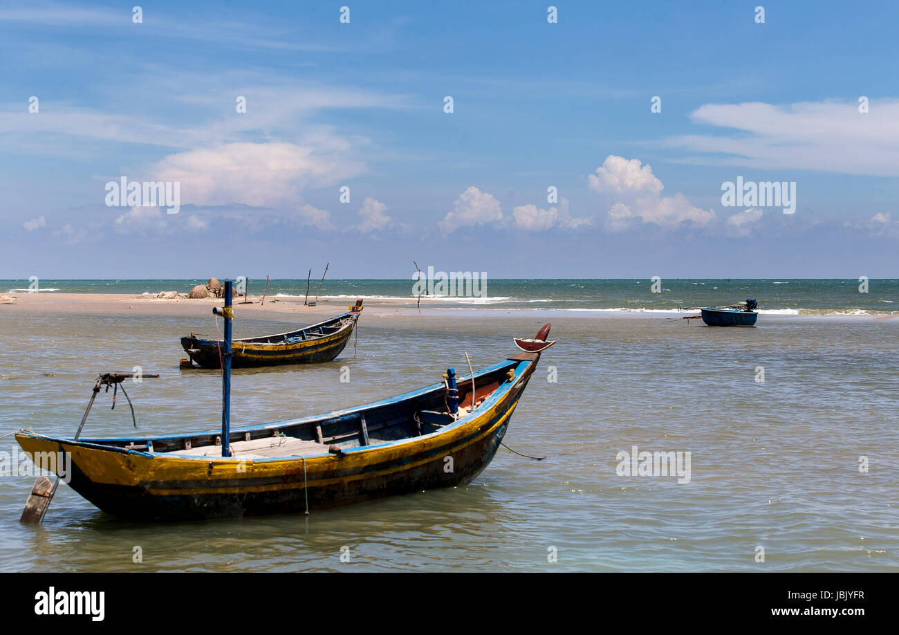 La pesca in barca per la spiaggia di Gi - il Viet Nam Foto Stock