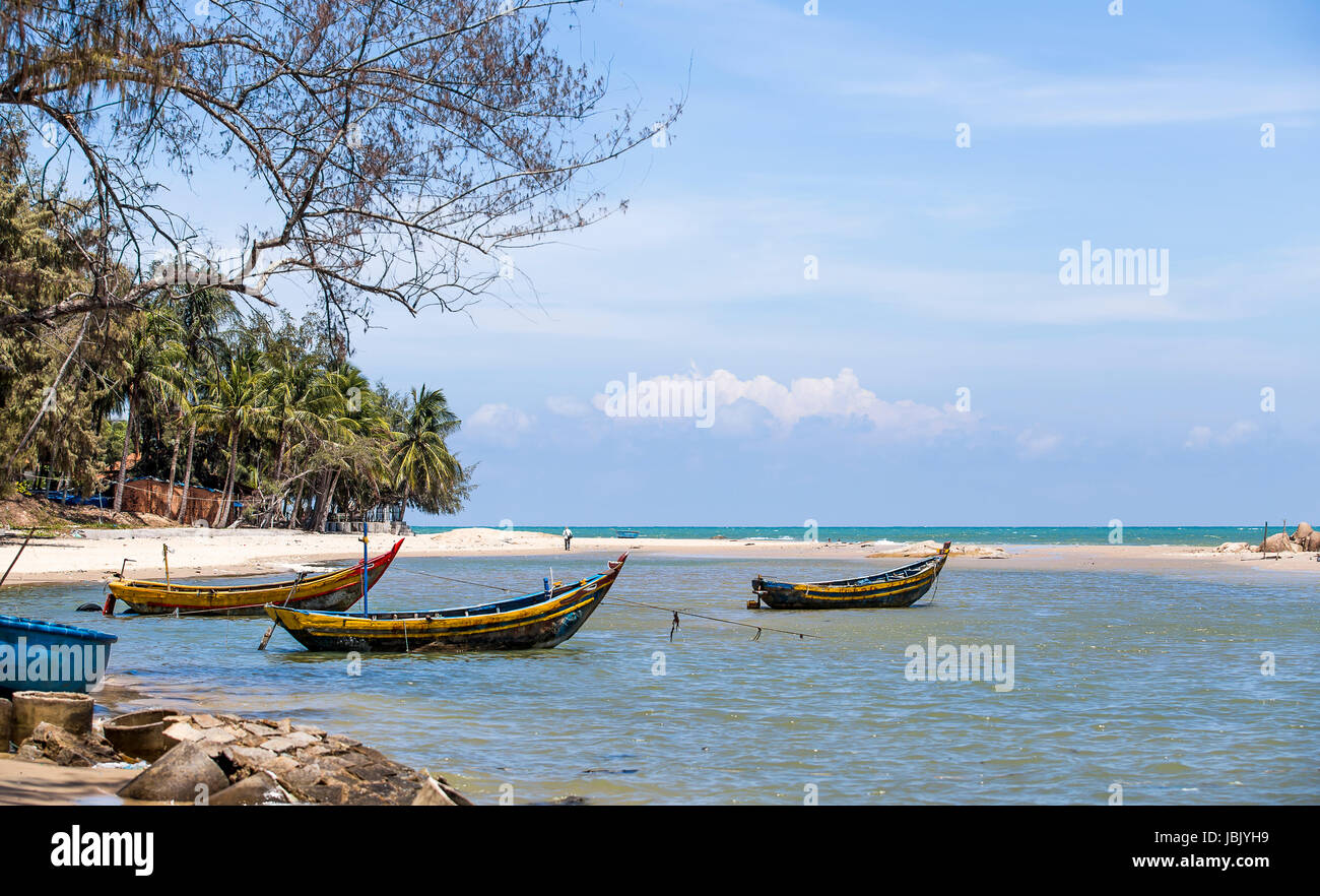 La pesca in barca per la spiaggia di Gi - il Viet Nam Foto Stock