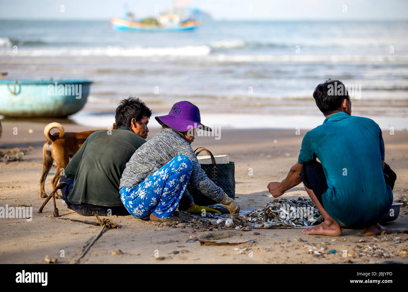 La vendita di pesce sulla spiaggia pescatore Foto Stock