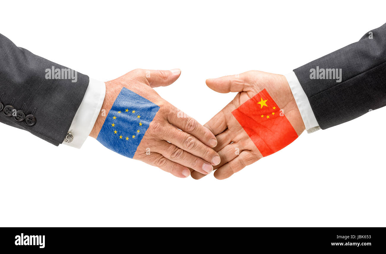 Ue und China reichen sich die mano Foto Stock