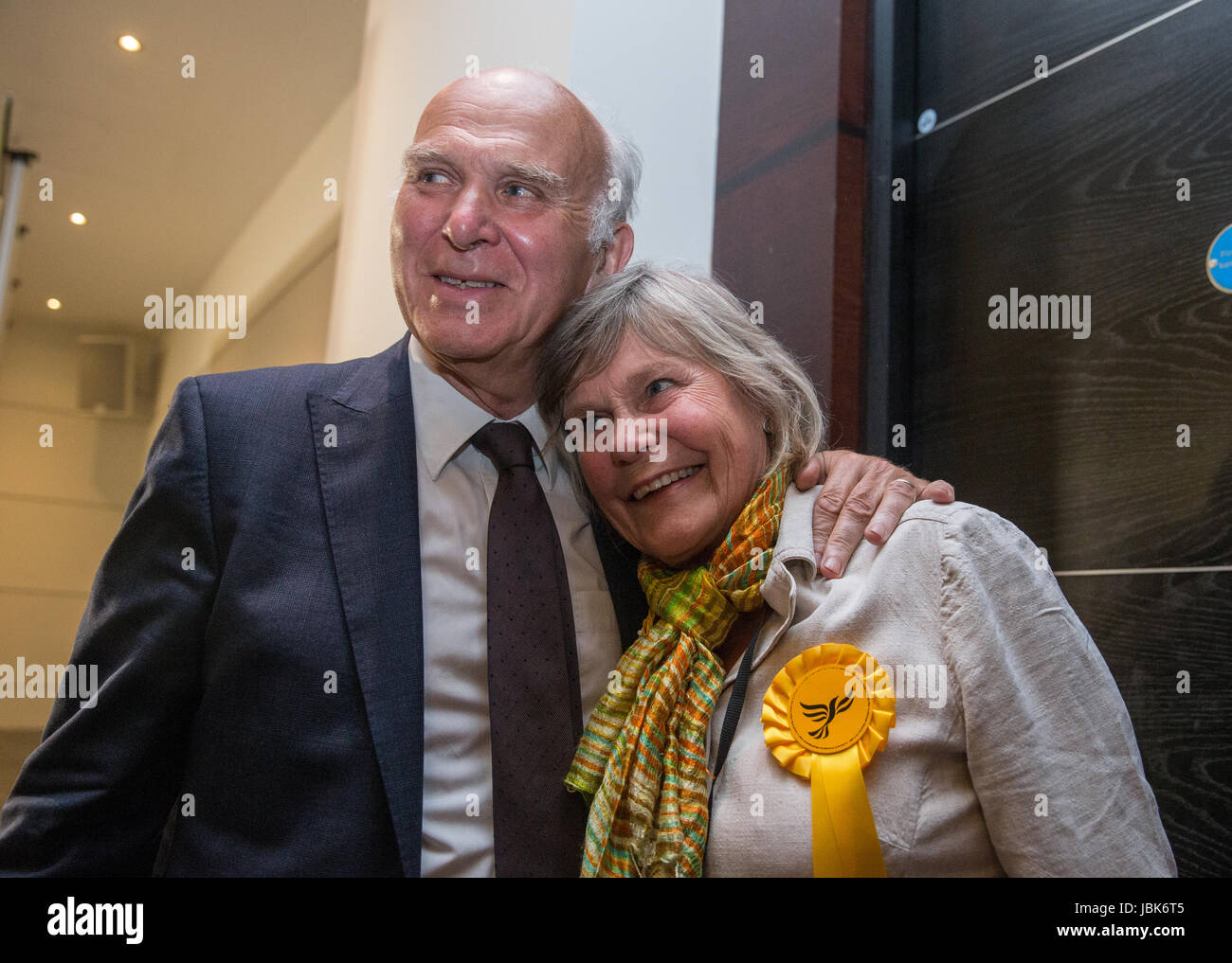 Vite cavo è congratulato da sua moglie , Rachel Smith ,dopo essere stato eletto il MP per Twickenham la notte del 8 giugno - Elezione Foto Stock