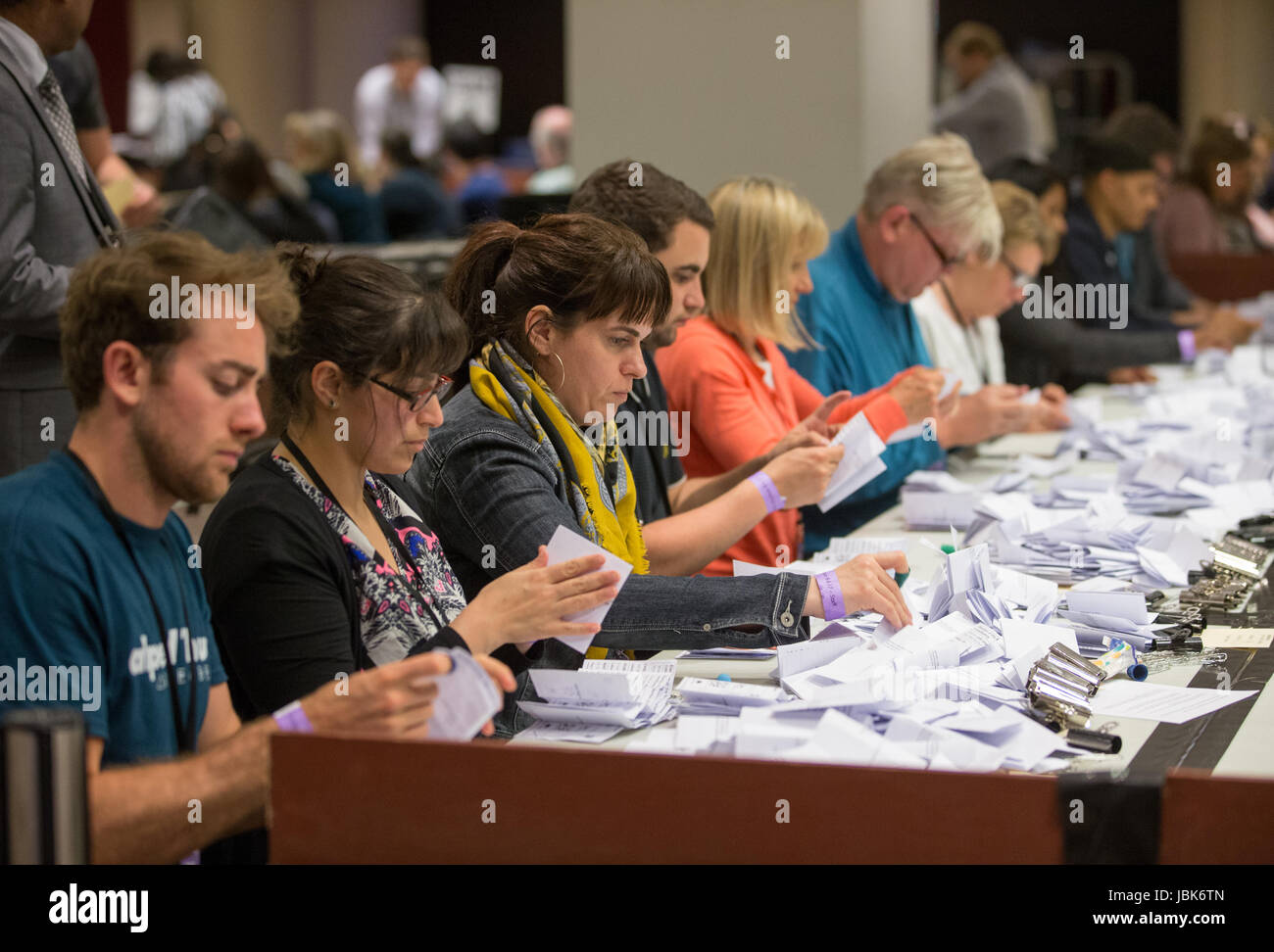 Conteggio di persone e la verifica delle votazioni su elezione notte del 8 giugno 2017 Foto Stock