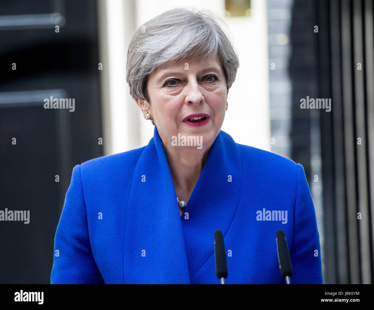 Il primo ministro, Theresa Maggio, fa una dichiarazione di Downing Street dopo il 8 giugno - elezione che ha portato in un parlamento appeso. Foto Stock