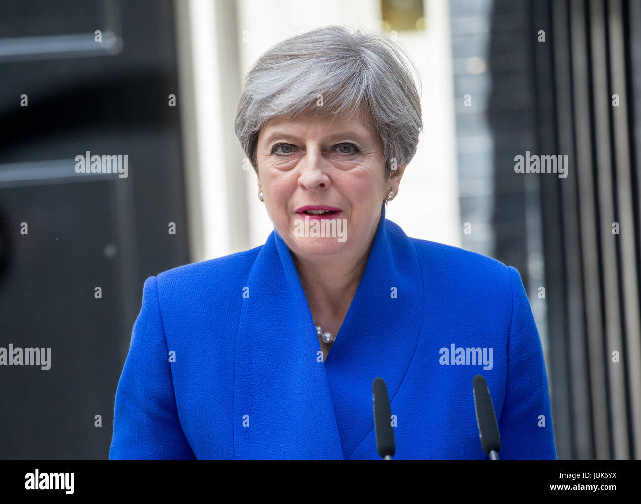 Il primo ministro, Theresa Maggio, fa una dichiarazione di Downing Street dopo il 8 giugno - elezione che ha portato in un parlamento appeso. Foto Stock