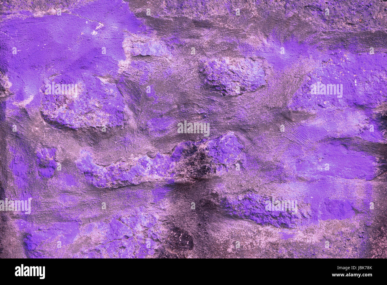 Hintergrund: violette Mauer aus Natursteinen Foto Stock