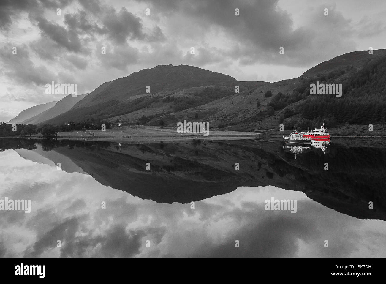 Una barca sul Loch Lochy, Laggan si blocca Foto Stock