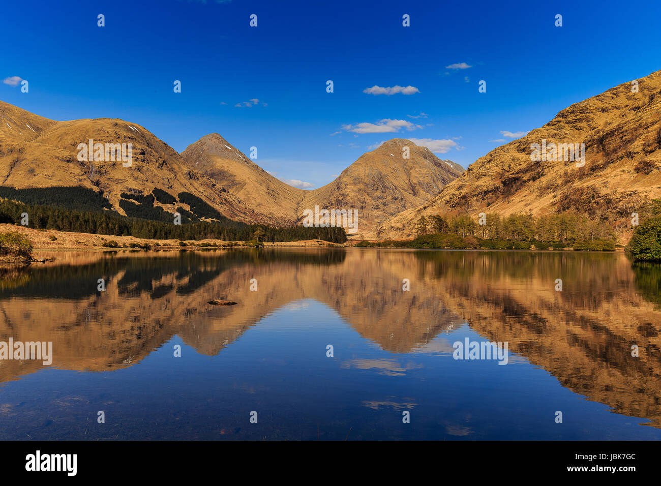 Riflessioni sul Loch Urr, Glen Etive Foto Stock