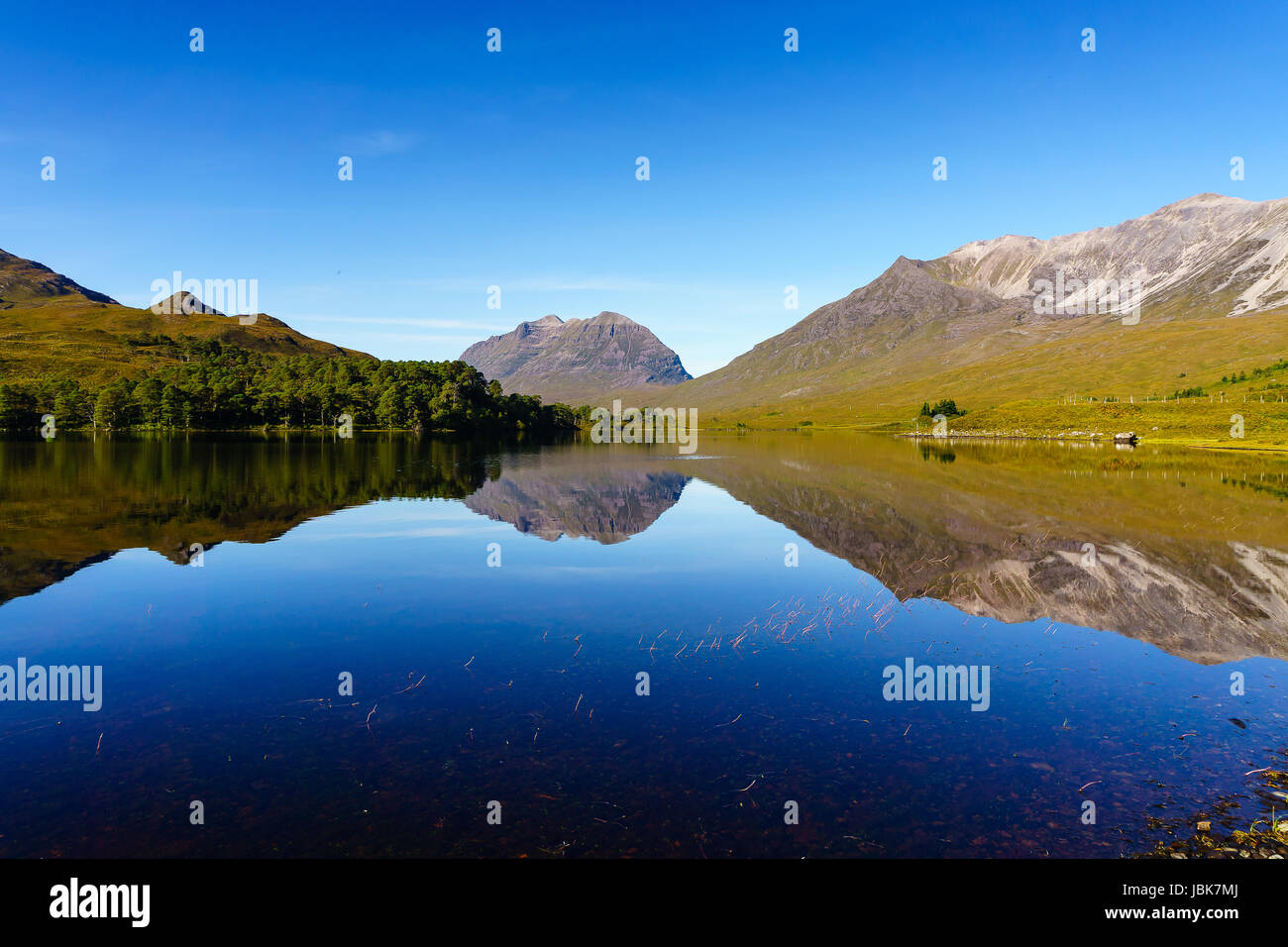 Liathach & Beinn Eighe riflessa in Loch Clair, Glen Torridon Foto Stock