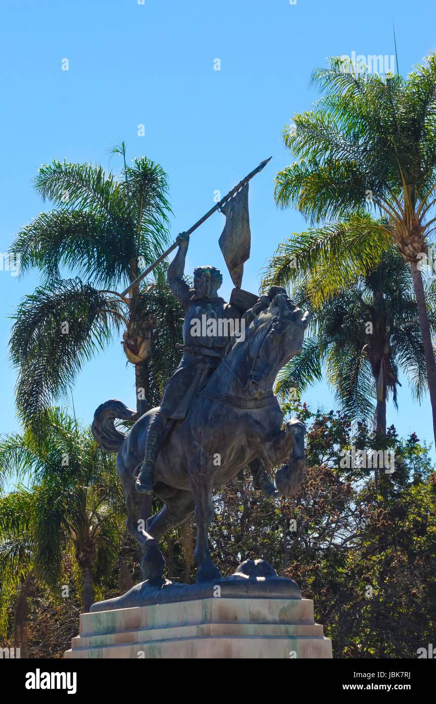 La statua di El Cid, Rodrigo Díaz de Vivar, spagnolo un eroe medievale su un cavallo tenendo un armati di lancia e di scudo. La scultura è stata un dono da Anna Hyatt in Balboa Park, San Diego, California in Plaza de Panama Foto Stock