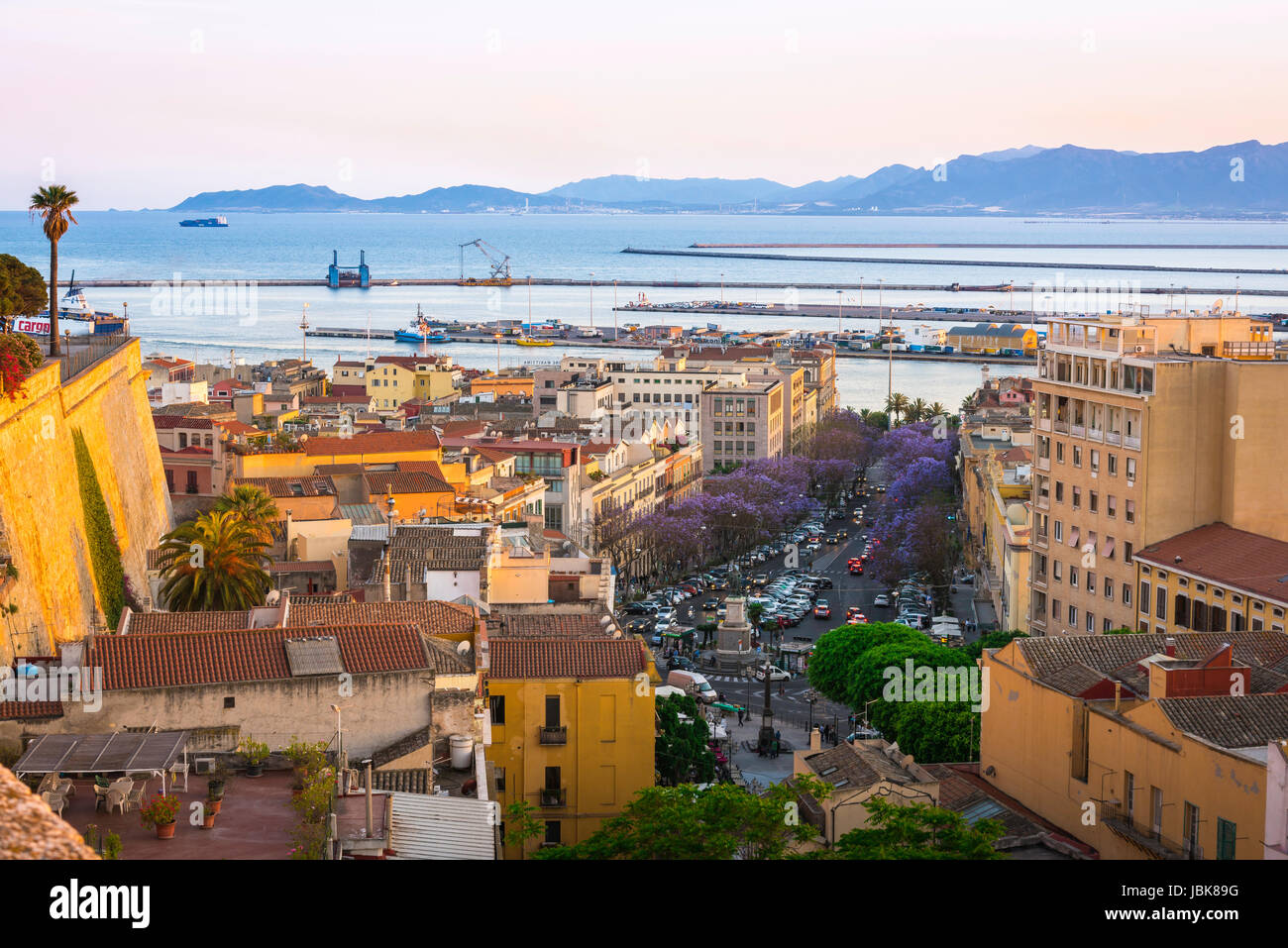 Cagliari Sardegna Porto, vista al tramonto della direttrice principale in Cagliari - Largo Carlo Felice - e il porto della città di distanza, SARDEGNA. Foto Stock