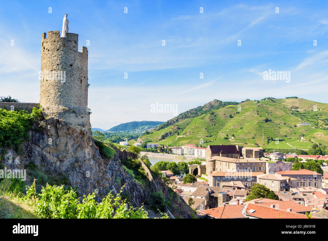 Tournon sur Rhone torre di avvistamento cinquecentesca Tour de l Hôpital circondato da vigneti terrazzati sopra Tournon-sur-Rhône town, Ardèche, Francia Foto Stock