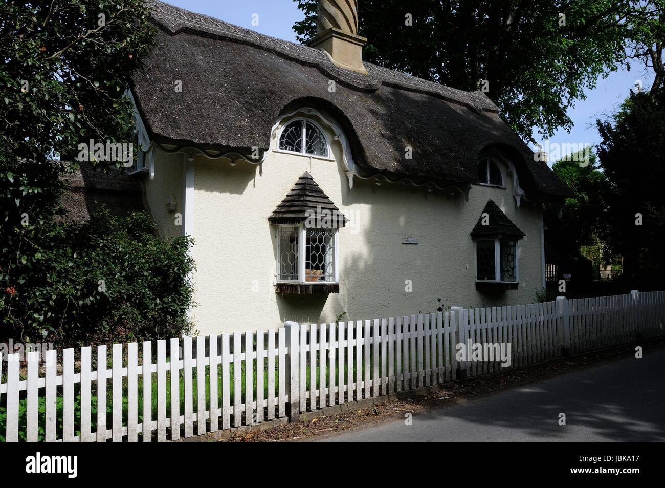 La casa di paglia, Old Warden. Bedfordshire, è una station wagon Ongley cottage costruito nel cottage in stile ornee con sopracciglio finestre dormer nel suo attico Foto Stock