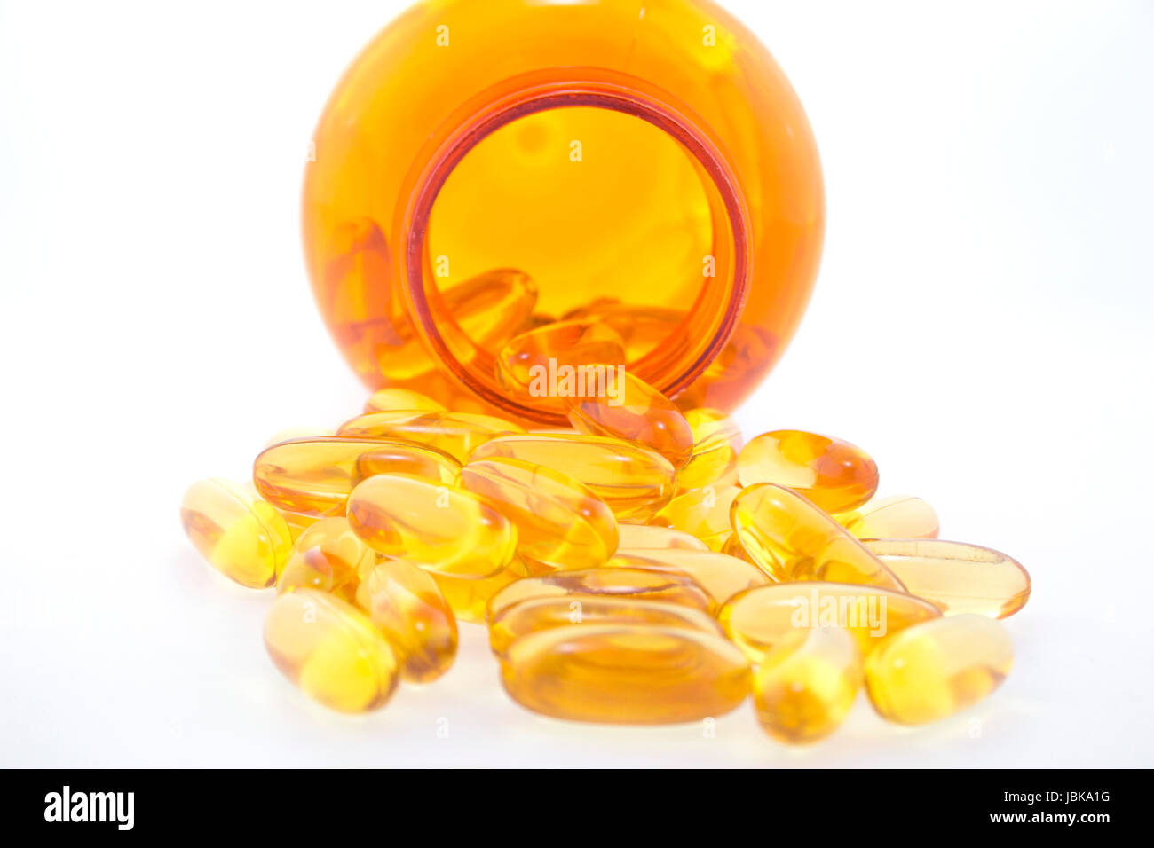 Olio di fegato di merluzzo omega 3 capsule di gel isolato su sfondo bianco Foto Stock