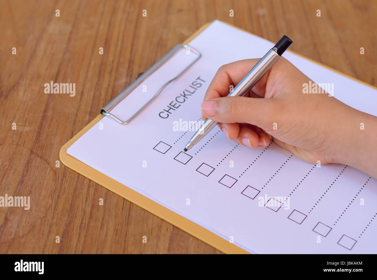 Immagine di businessfemale checklist di preparazione alla scrivania in ufficio Foto Stock
