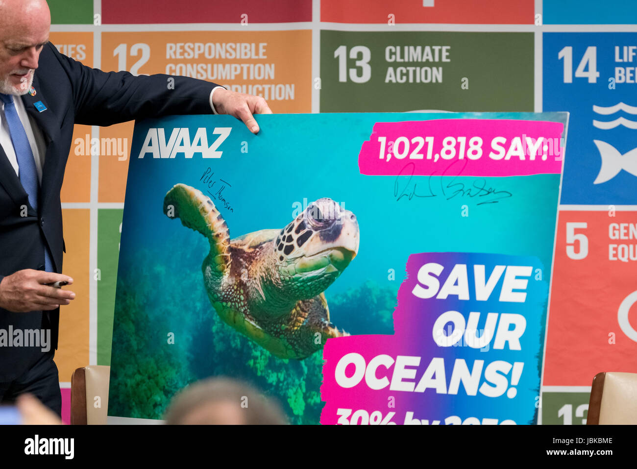 New York, Stati Uniti. Il giorno 08 Giugno, 2017. Peter Thomson è visto durante la presentazione della petizione. In collaborazione con l'alto livello delle Nazioni Unite Conferenza degli oceani (giugno 5-9), il gruppo Virgin fondatore Sir Richard Branson ha presentato una petizione sostenuta da 1, 021, 874 ai cittadini di Peter Thomson, Presidente della 71a Assemblea generale delle Nazioni Unite, che chiedono che i governi di tutto il mondo si impegnano a proteggere almeno il trenta per cento dei nostri oceani entro il 2030. Credito: Albin Lohr-Jones/Pacific Press/Alamy Live News Foto Stock