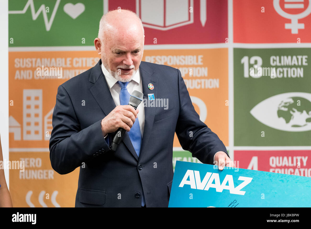 New York, Stati Uniti. Il giorno 08 Giugno, 2017. Peter Thomson è visto durante la presentazione della petizione. In collaborazione con l'alto livello delle Nazioni Unite Conferenza degli oceani (giugno 5-9), il gruppo Virgin fondatore Sir Richard Branson ha presentato una petizione sostenuta da 1, 021, 874 ai cittadini di Peter Thomson, Presidente della 71a Assemblea generale delle Nazioni Unite, che chiedono che i governi di tutto il mondo si impegnano a proteggere almeno il trenta per cento dei nostri oceani entro il 2030. Credito: Albin Lohr-Jones/Pacific Press/Alamy Live News Foto Stock