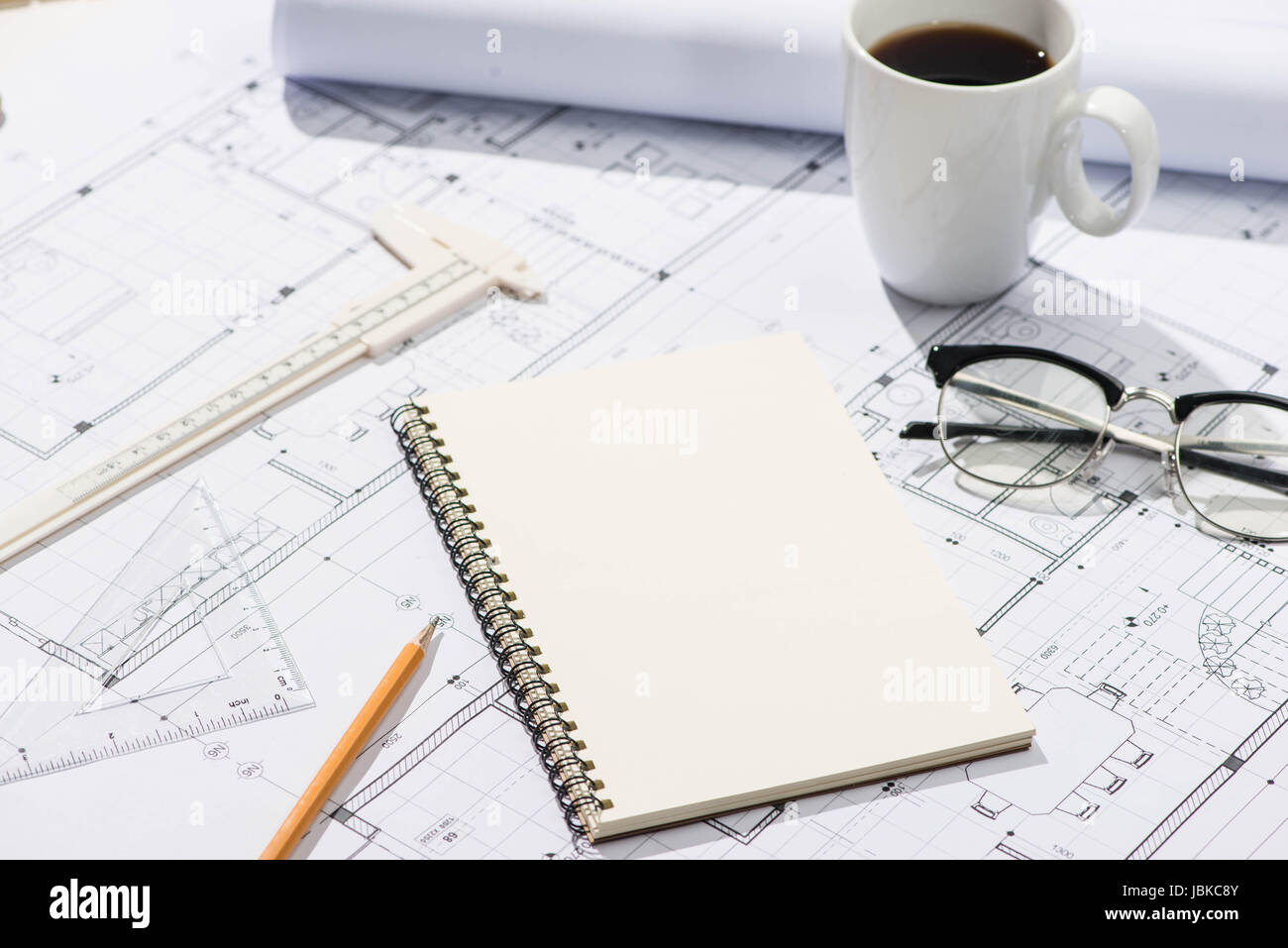 I progetti di costruzione. Pianificazione. Aprire blueprint con una matita e notebook. Foto Stock
