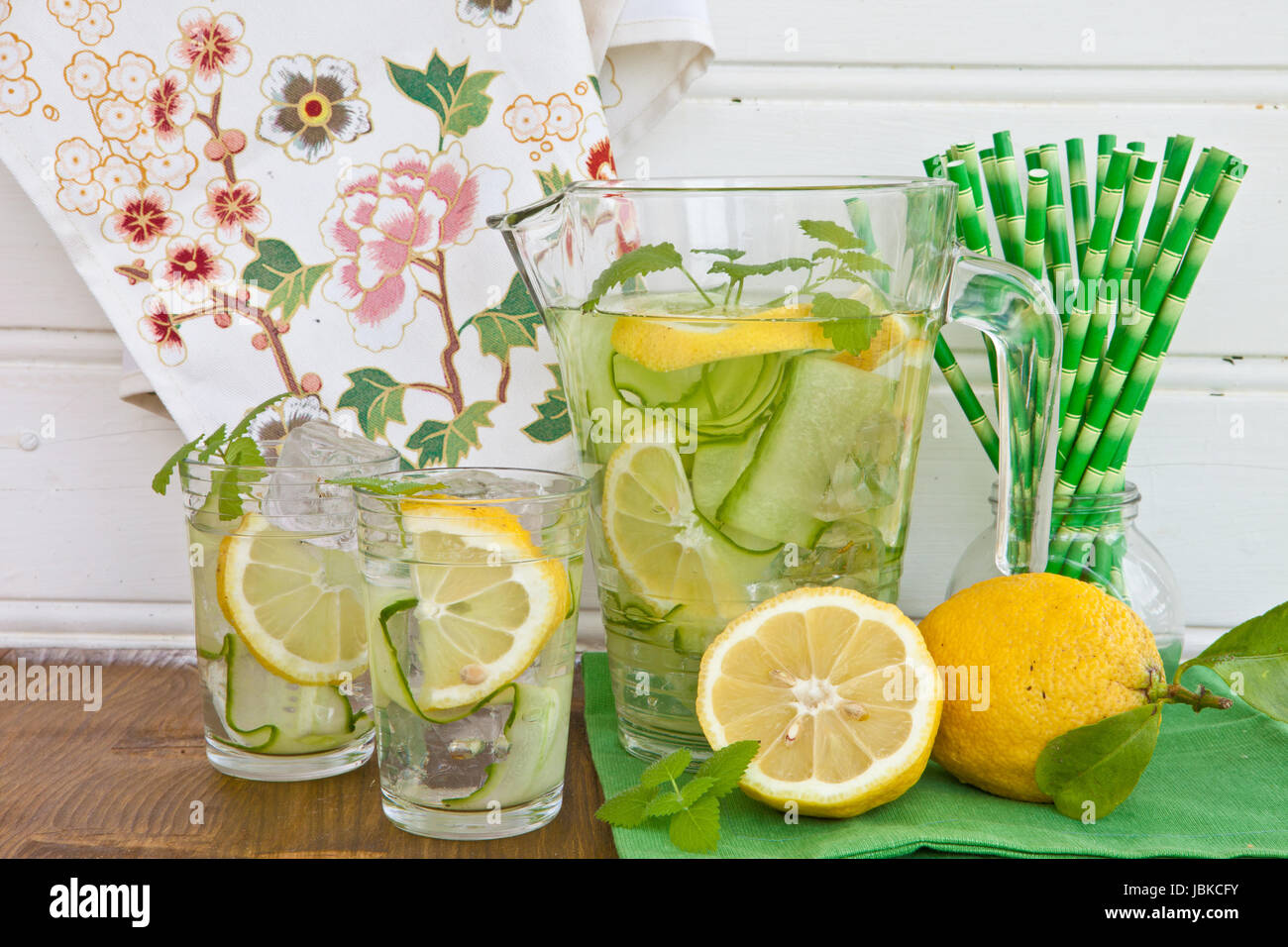 Frische Bowle mit Gurke und limone Foto Stock