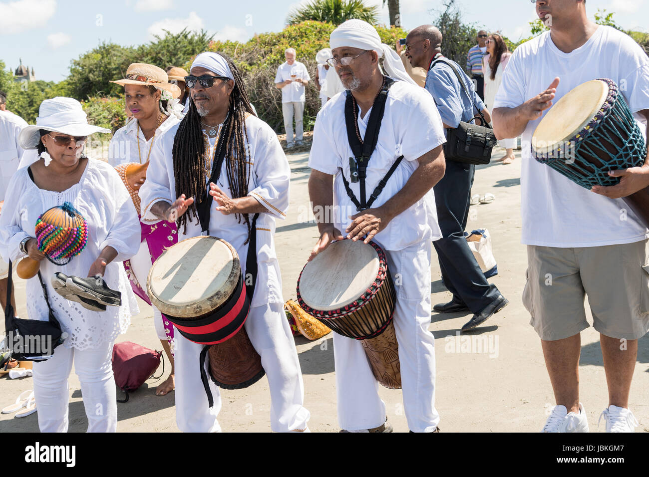 I discendenti di schiavi africani portati a Charleston nel passaggio intermedio di tenere un cerchio del tamburo per onorare i loro parenti persi durante una cerimonia di commemorazione a Fort Moultie Monumento Nazionale Giugno 10, 2017 in Sullivan's Island, nella Carolina del Sud. Il passaggio intermedio si riferisce al commercio triangolare in cui milioni di africani sono stati spediti verso il Nuovo Mondo come parte dell'Atlantico il commercio degli schiavi. Una stima di 15% degli africani morti in mare e notevolmente più nel processo di cattura e di trasporto. Il numero totale di morti africani direttamente attribuibili al passaggio intermedio voyage è stimato Foto Stock