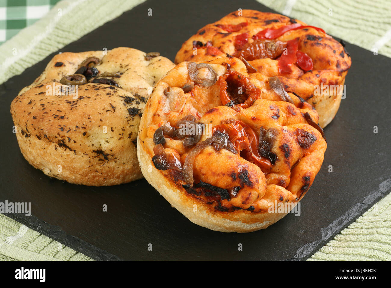 Mini italiano pane focaccia con i pomodori la cipolla e le olive Foto Stock
