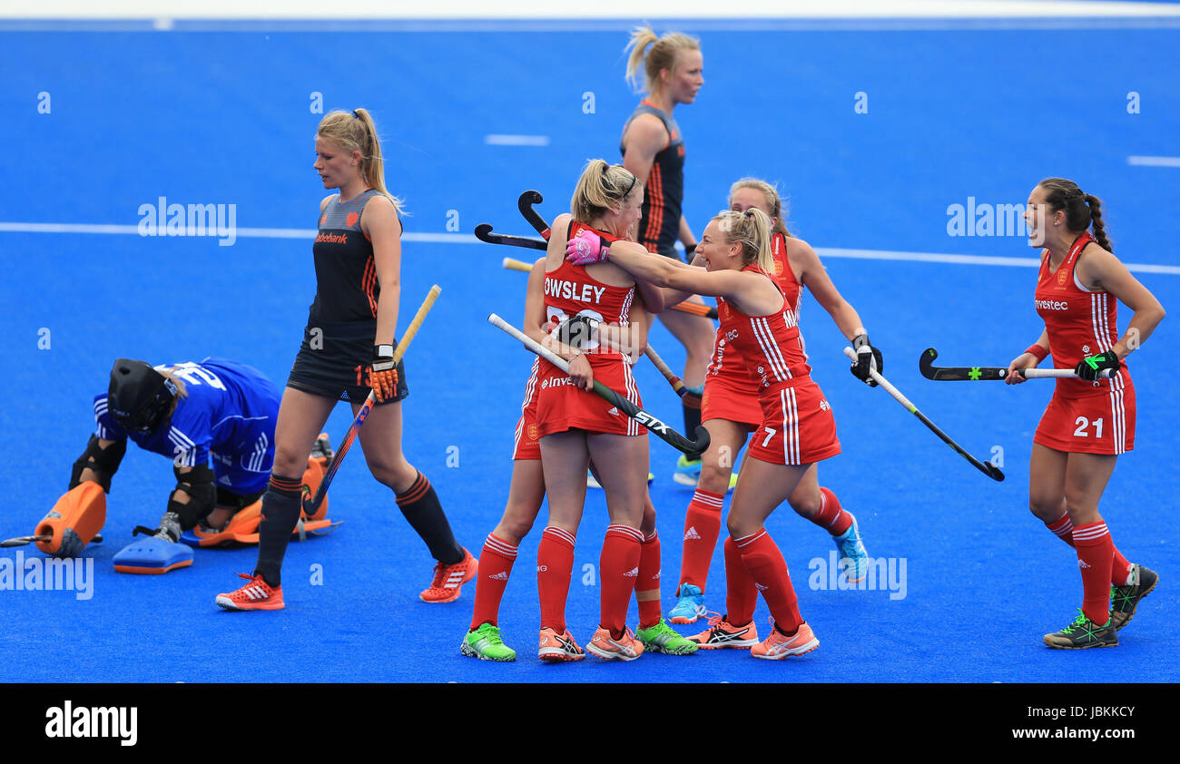 Inghilterra per donna Alex Danson (nascosto) celebra con i suoi compagni di squadra dopo aver segnato il suo lato del primo obiettivo del gioco e il suo centesimo goal per Inghilterra durante la Investec partita internazionale a Lee Valley Hockey Center, Londra. Foto Stock