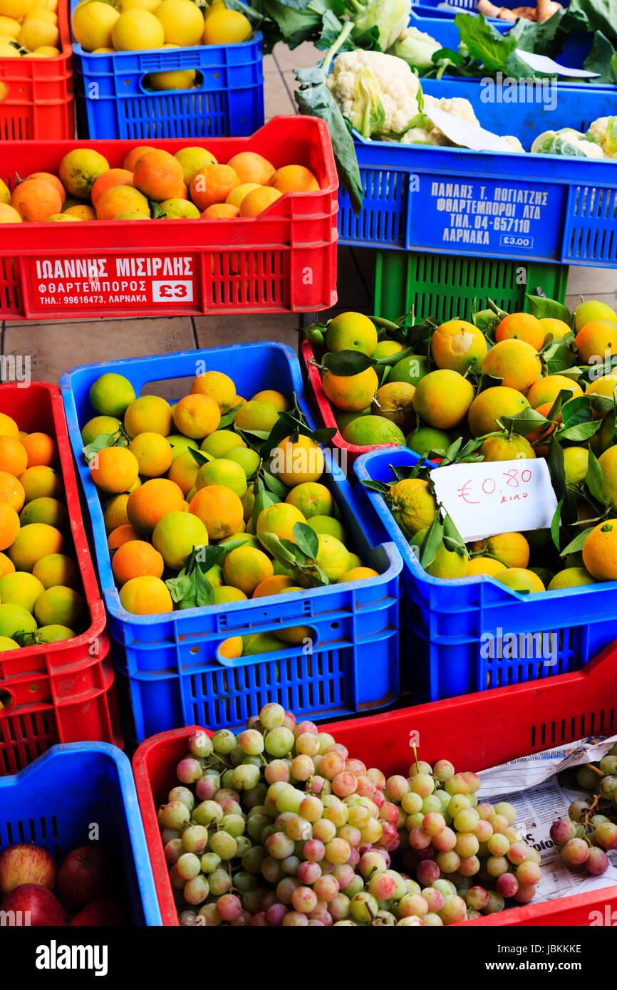 Cestini di frutta fresca, arance e uva, in vendita in Larnaca municiple mercato.Cipro. Foto Stock