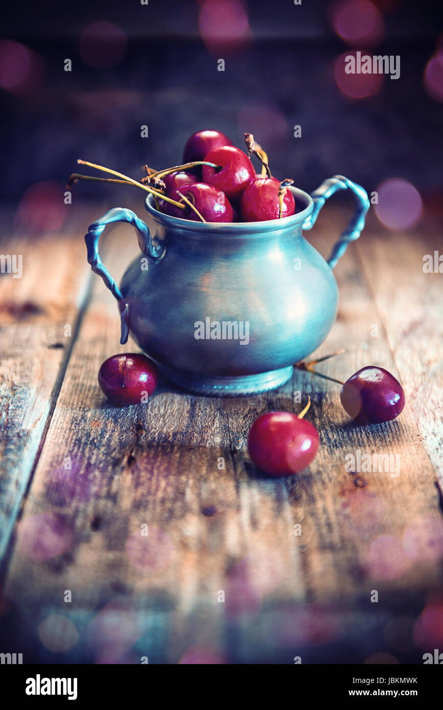 Tazza di cherryes su legno sfondo rustico Foto Stock