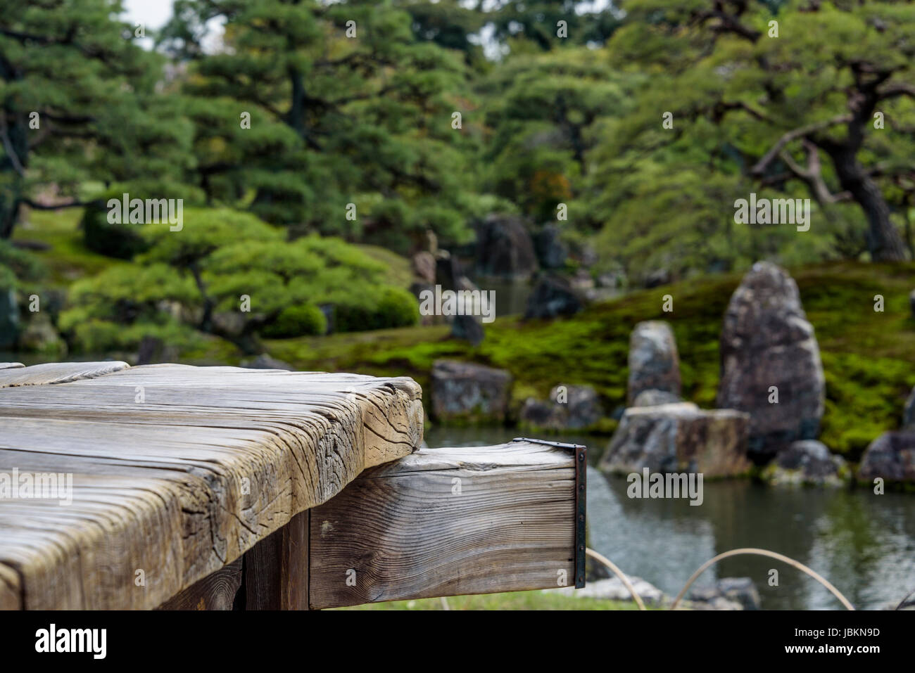 Vecchio, weathered piattaforma di legno e si affaccia Ninomaru del laghetto in giardino. Foto Stock