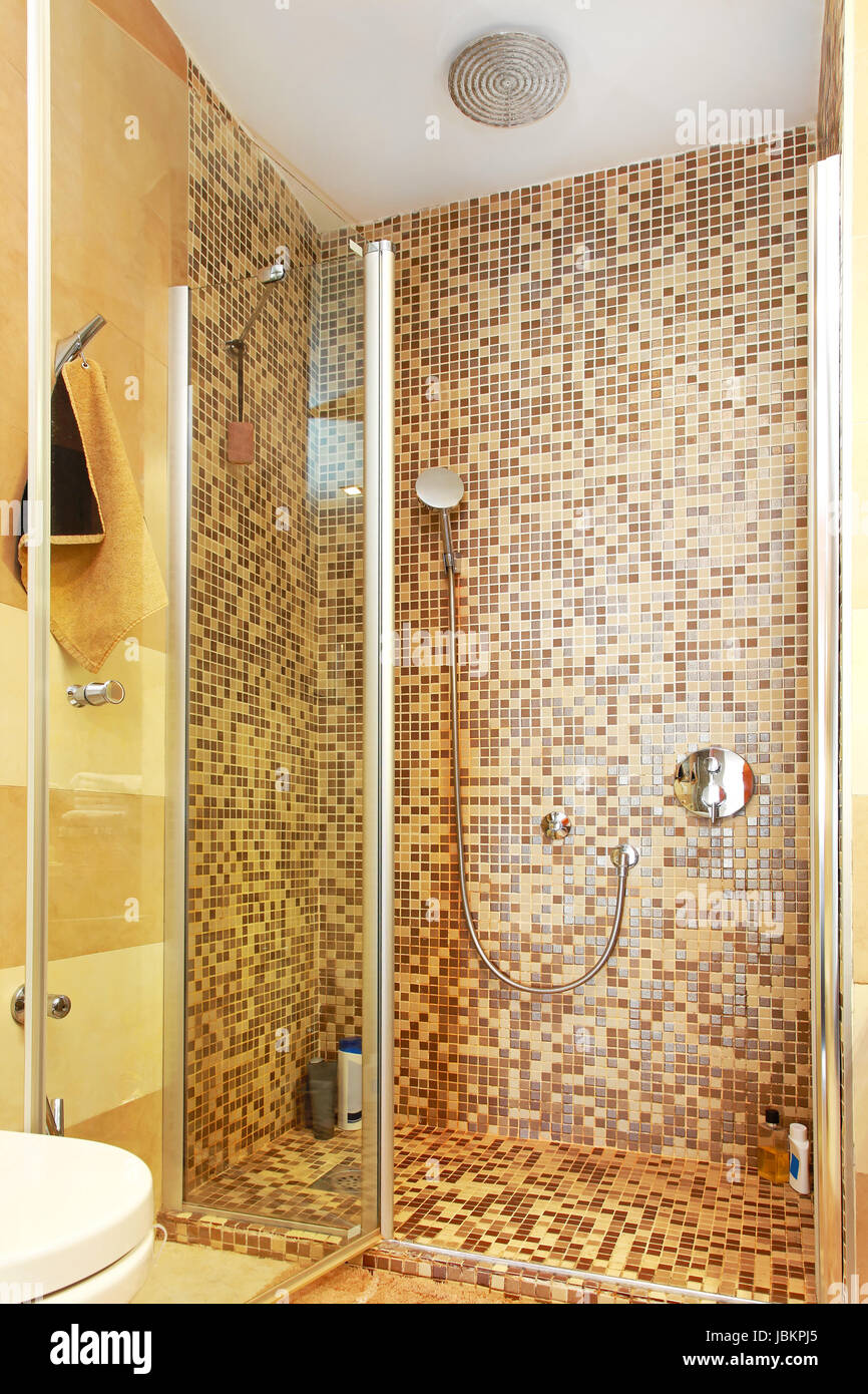 Cabina doccia con piastrelle a mosaico e sportello in vetro Foto stock -  Alamy