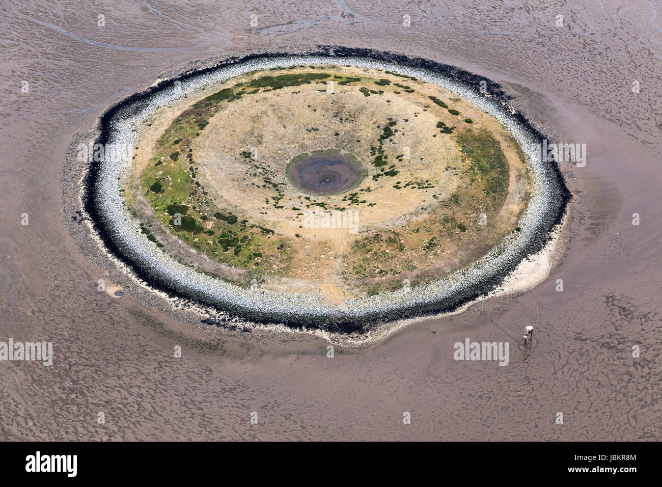 Versione di prova esterno banca. Costruito negli anni settanta come uno studio di fattibilità in acqua deposito poi abbandonato. Ora è un mare di allevamento per colonie di uccelli di mare. Foto Stock