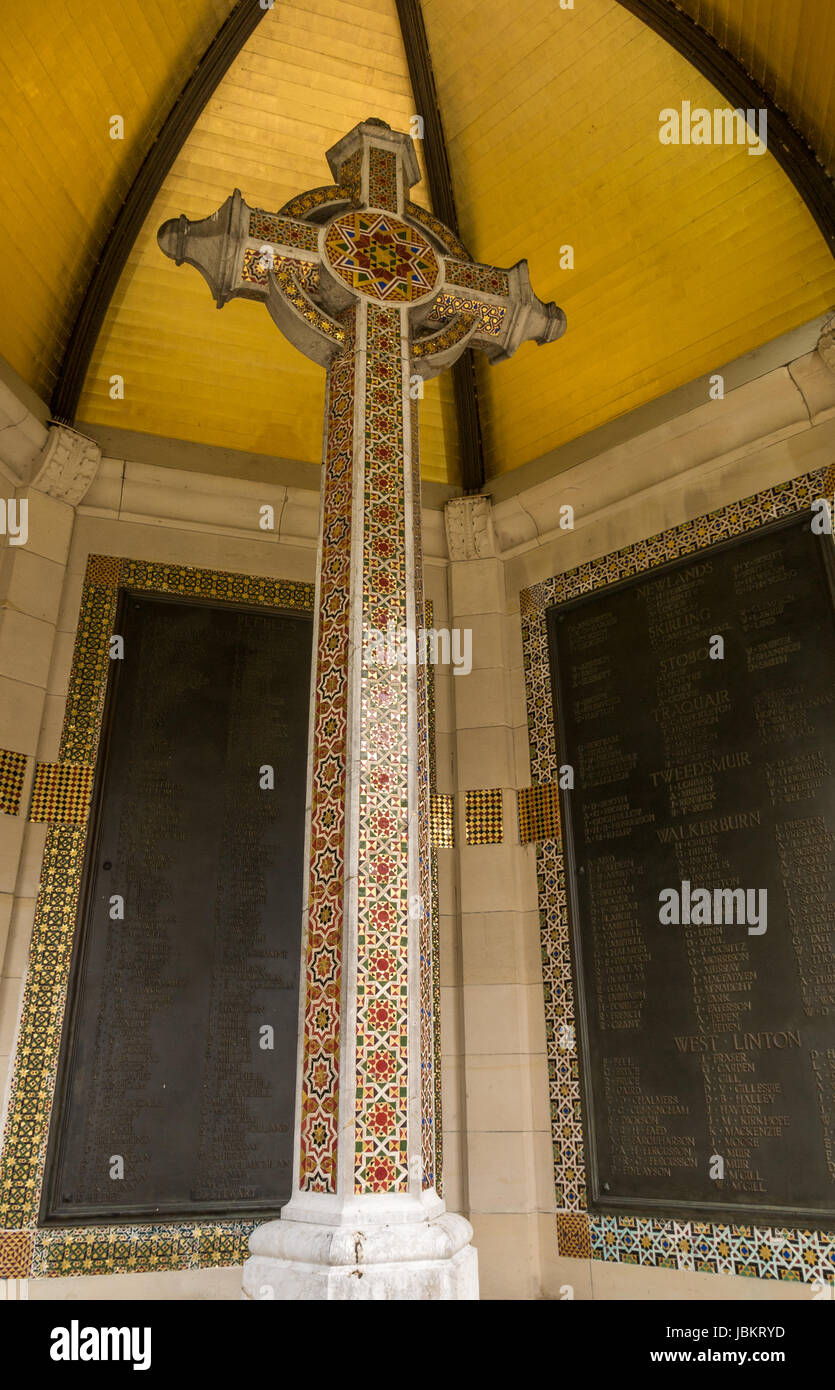 Chiusura del Memoriale di guerra, Camere Institute, High Street, Peebles, Scozia, con intricati mosaici colorati Foto Stock