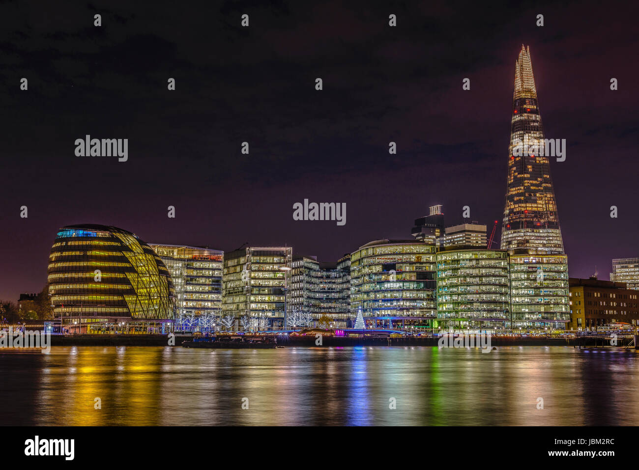 Nuovo Municipio di Londra di notte , vista panoramica dal fiume Foto Stock