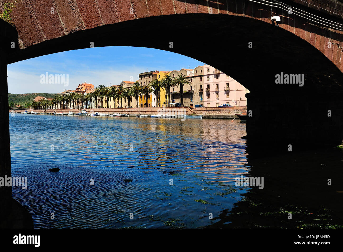 Bosa è situata sulla foce del fiume Temo, l'unica città in Sardegna costruito sulla foce di un fiume navigabile. Foto Stock