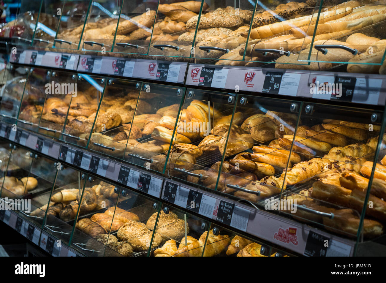 Graz, Austria - 10 Giugno 2017 - Fresly pasta cotta in un supermercato Billa Foto Stock
