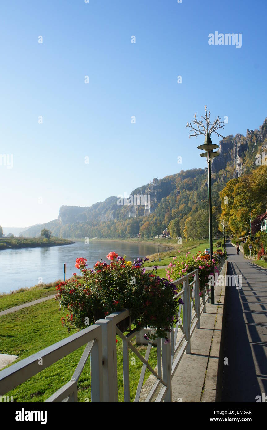Passeggiata in der Sächsischen Schweiz entlang der Elbe in Deutschland; Blumenkästen bunte, Herbstwälder und die schroffen Felsen der Bastei Promenade in Svizzera Sassone lungo il fiume Elba in Germania; fiori colorati in scatole, autunno le foreste e le rocce scoscese della Bastei Foto Stock