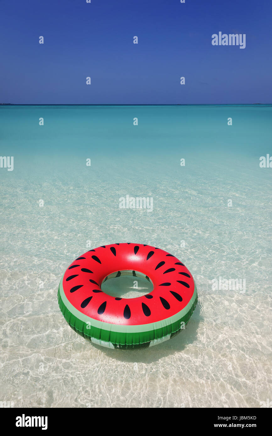 Anguria anello gonfiabile galleggiante nel blu oceano tropicale Foto Stock