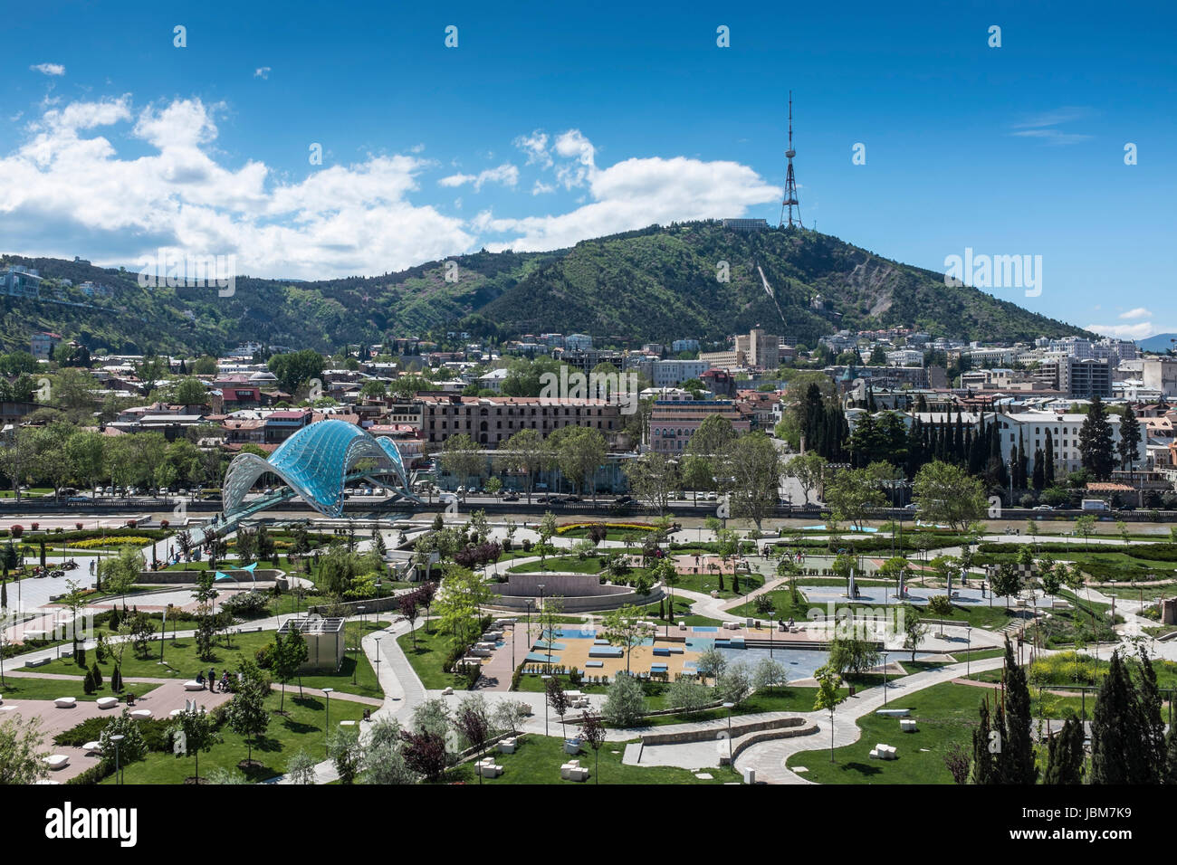 Tbilisi, Georgia, Europa orientale - Rike Park, ponte di pace e Tbilisi e la Torre della TV. Foto Stock
