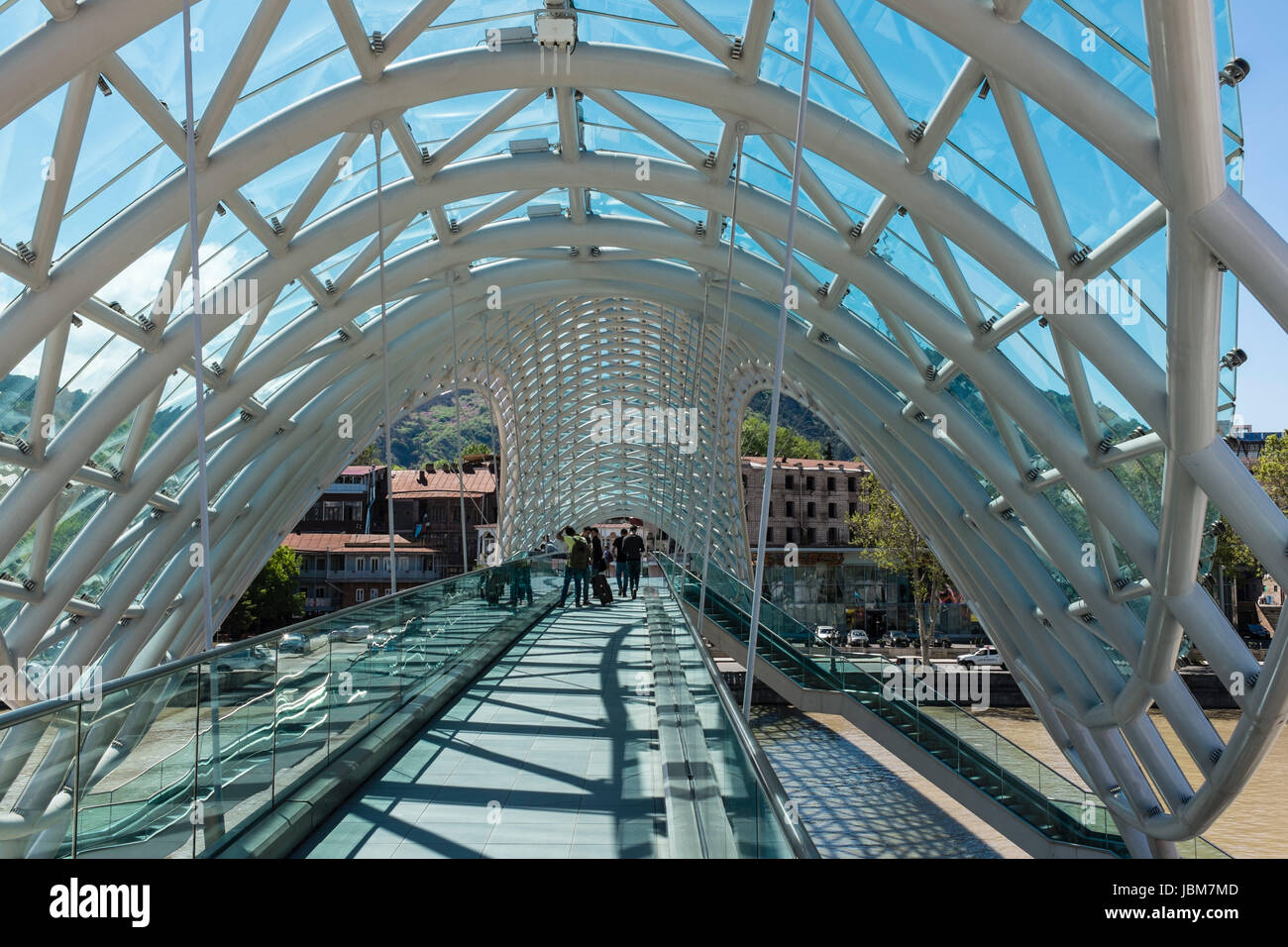 La pace ponte sul fiume Mtkvari, Tbilisi, Georgia, Europa orientale Foto Stock