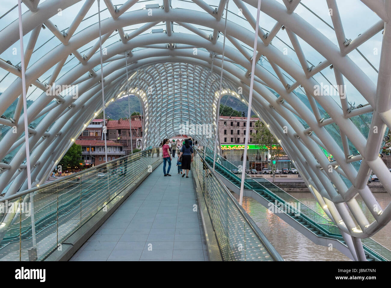 La pace ponte sul fiume Mtkvari, Tbilisi, Georgia, Europa orientale Foto Stock