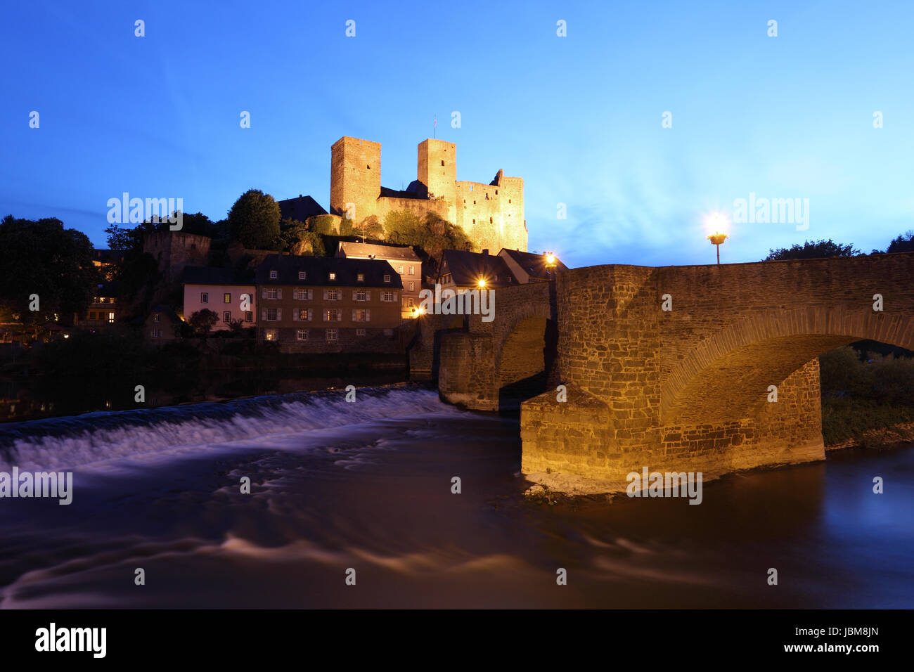 Ponte sul fiume Lahn in città storica Runkel. Hesse, Germania Foto Stock