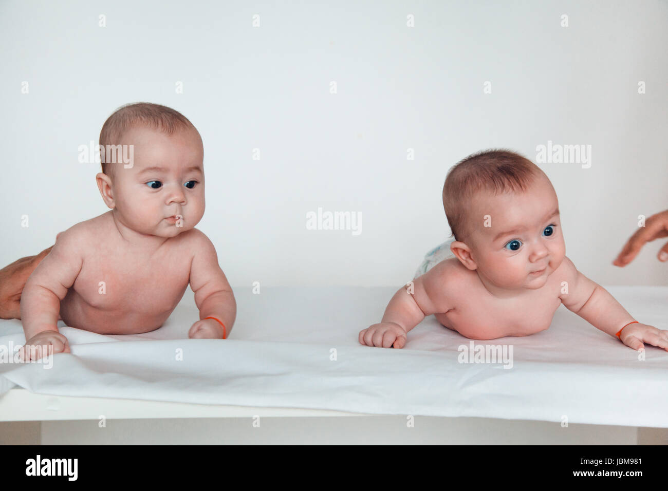Due Divertenti Twin Neonati Giacciono Su Di Loro La Pancia Un Ragazzo E Una Ragazza Foto Stock Alamy