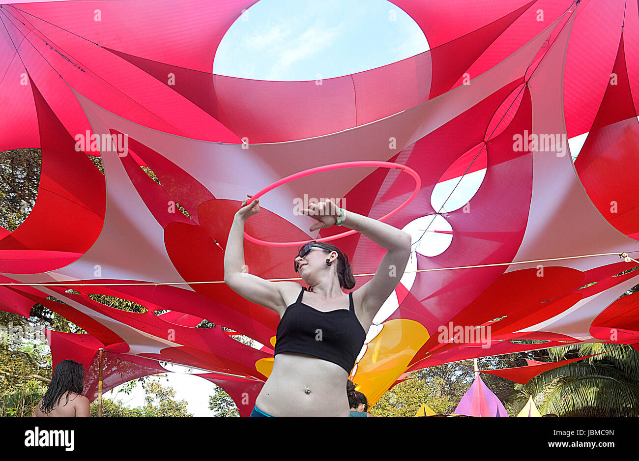 Un hula hooper balli in una tenda al 2015 immaginano di Festival, una rivoluzionaria in festival in Costa Rica della costa del Pacifico. Foto Stock