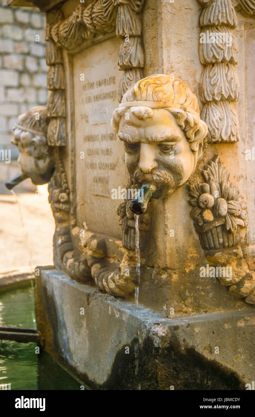 Alter Brunnen in Gourdon, Costa Azzurra, Frankreich Foto Stock