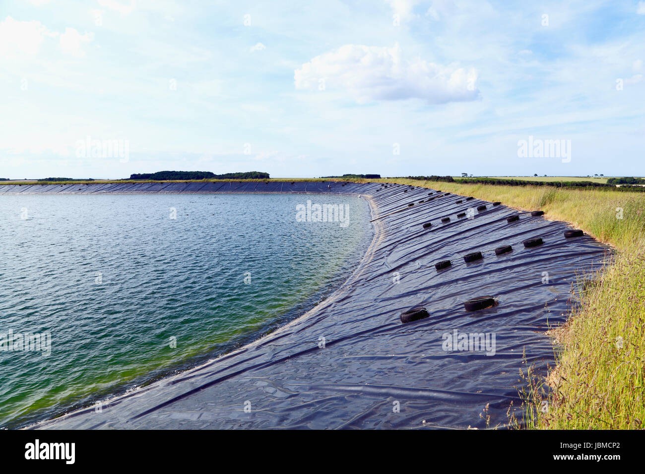 Serbatoio agricolo, uomo, approvvigionamento di acqua per l'agricoltura, Norfolk, Inghilterra, l'irrigazione delle colture, UK, serbatoi Foto Stock