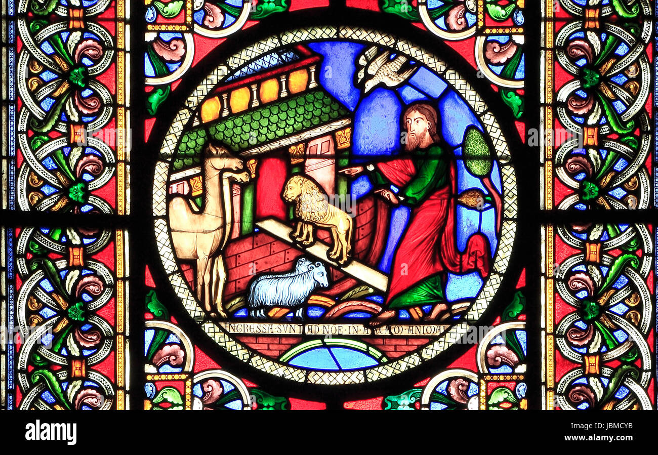 Noè e l'arca, gli animali che entrano nell'arca, a due a due leoni, pecore, cammelli, vetrate di Alfred Gerente, 1849, Ely Foto Stock