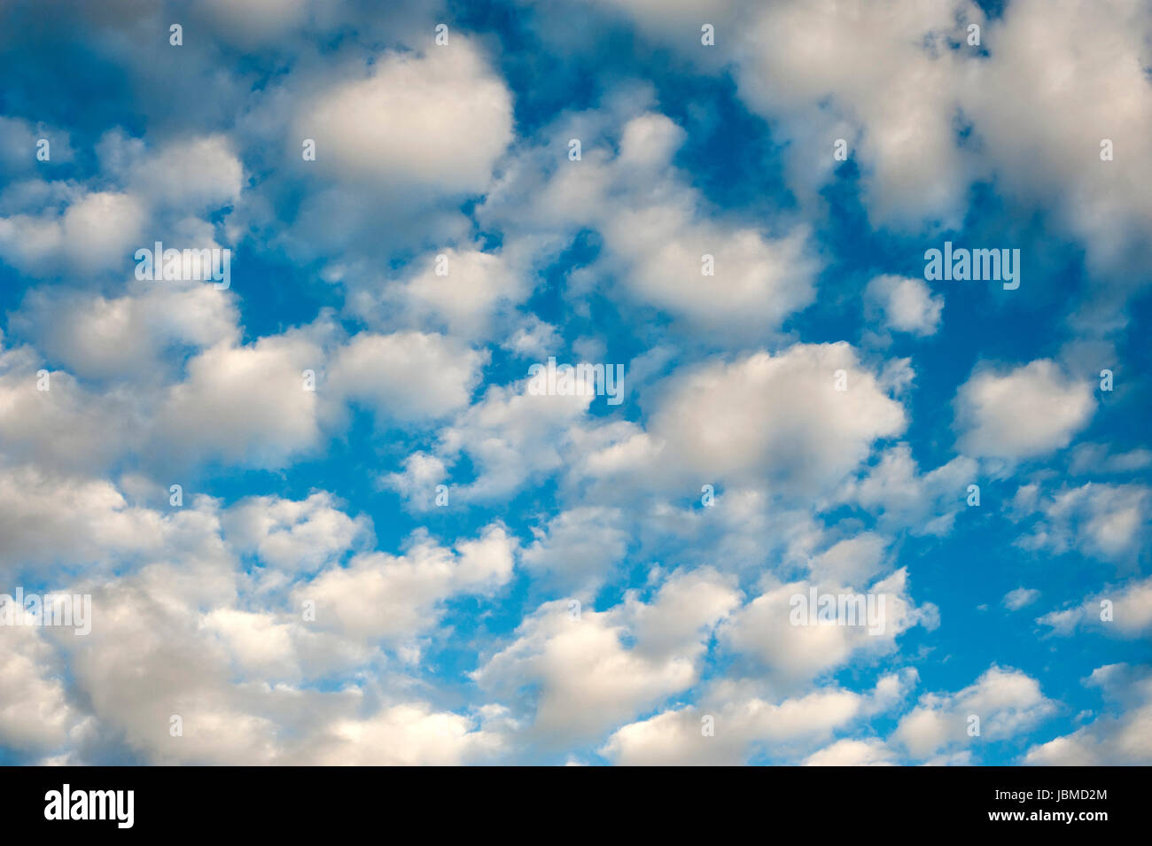 Cumulus Fractus nuvole con modelli di nuvole più piccole Foto Stock