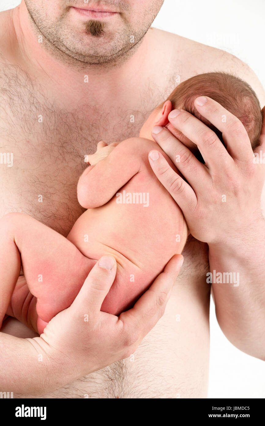 Le mani di un padre tenendo il suo neonato ragazza , sleeping neonato in padre mano - la prima settimana di vita nuova Foto Stock